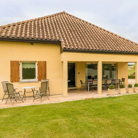 Modern With Swimming Pool Casa vacanze Saint-Nexans